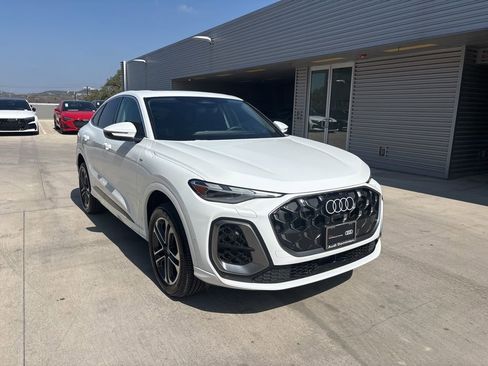 Used 2025 Audi Q5 Premium w/ Convenience Package image 3