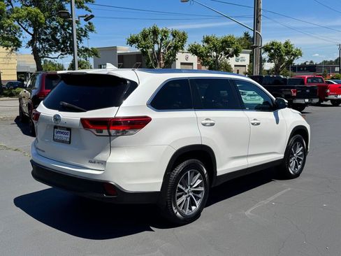 Used 2019 Toyota Highlander XLE AWD/4WD image 14