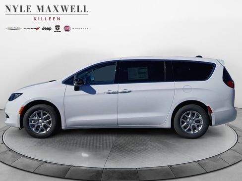 New 2026 Chrysler Voyager LX image 13