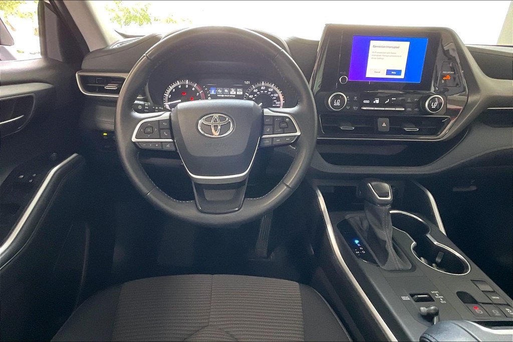 Used 2025 Toyota Highlander LE FWD image 5