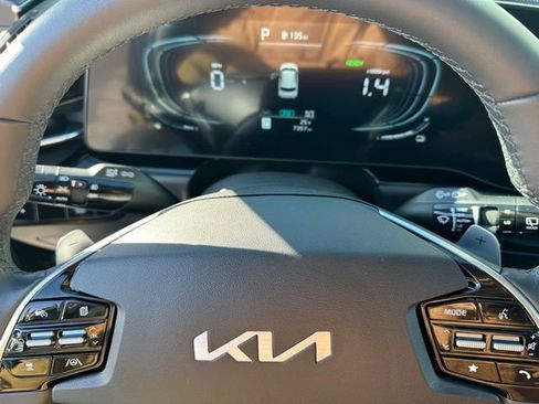 Used 2024 Kia Niro EX Touring image 32