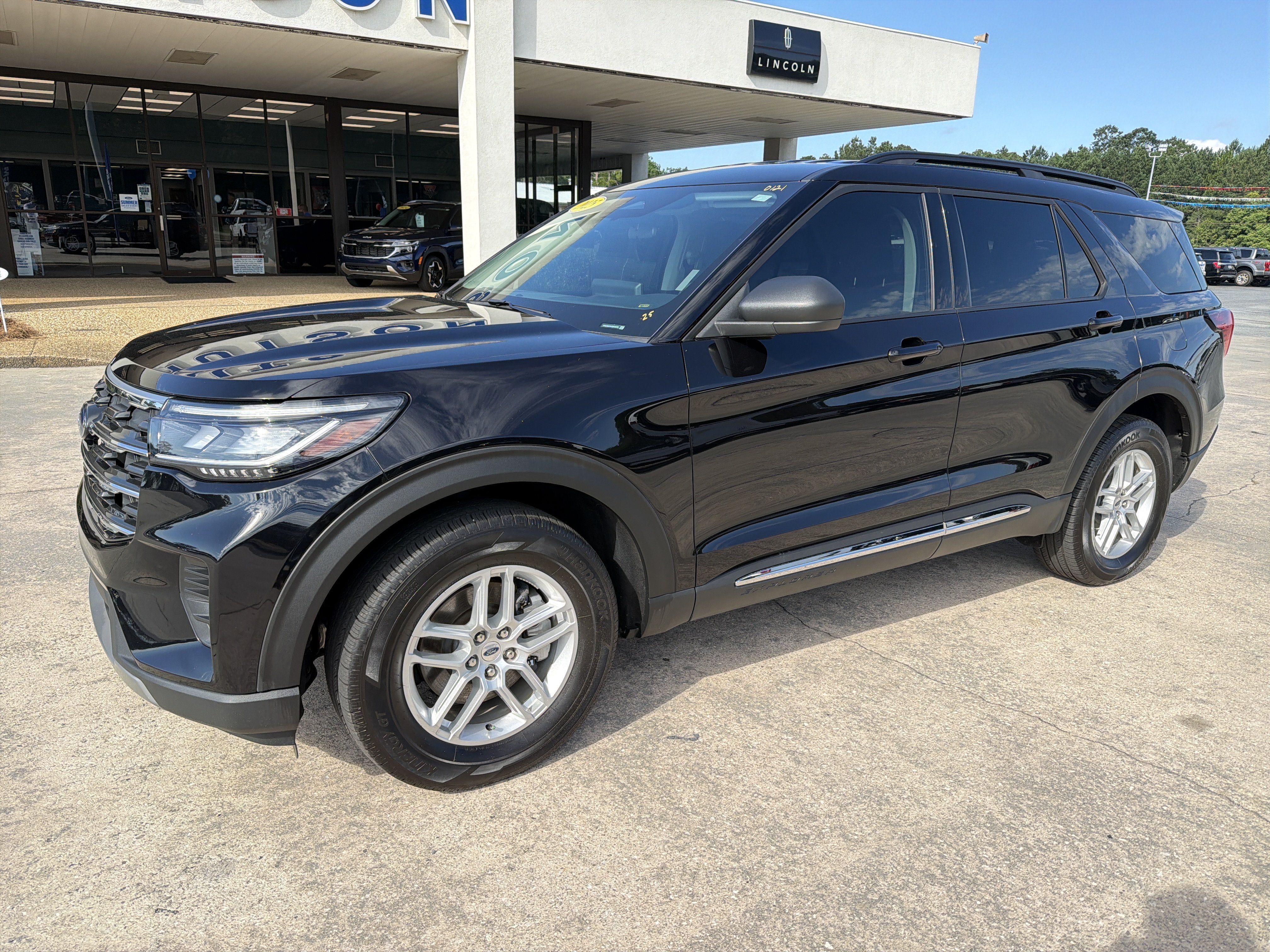 Used 2025 Ford Explorer Active AWD/4WD image 2