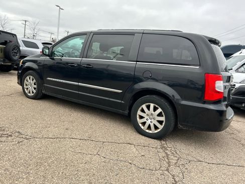 Used 2013 Chrysler Town & Country Touring image 20