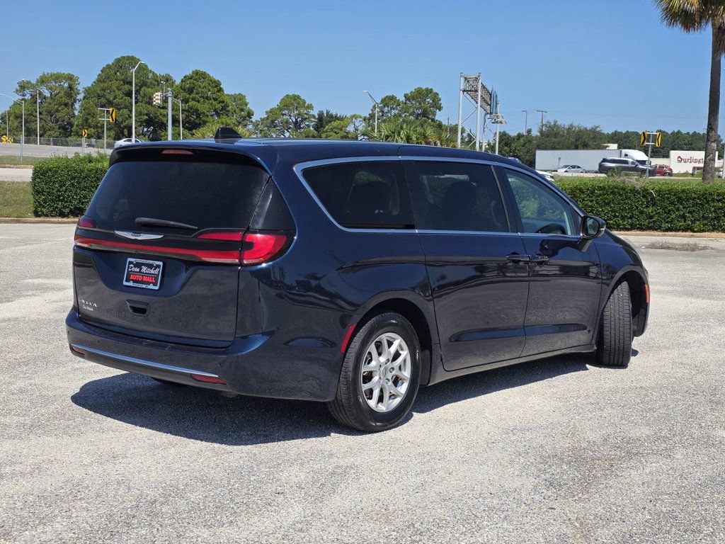 Used 2023 Chrysler Pacifica Touring-L FWD image 5