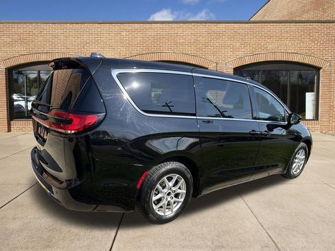 Used 2024 Chrysler Pacifica Touring-L FWD image 6