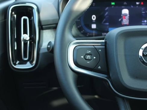 Used 2025 Volvo XC40 B5 Core image 25