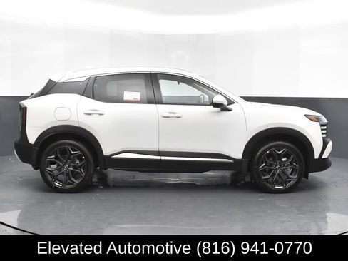 Used 2025 Nissan Kicks SR w/ SR Premium Package AWD/4WD image 4