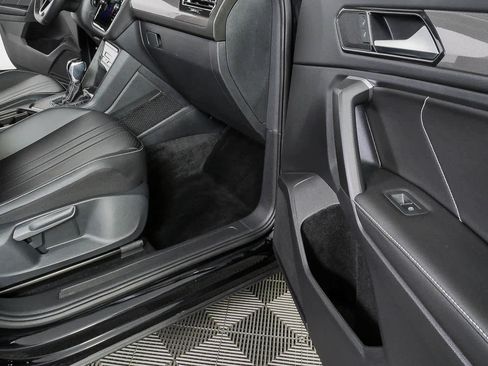 Certified 2024 Volkswagen Tiguan SE FWD image 25