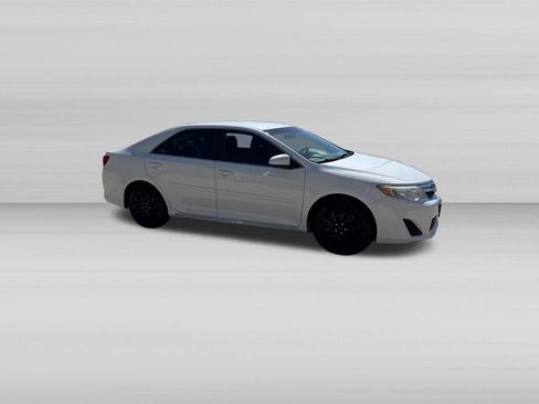 Used 2014 Toyota Camry LE FWD image 2