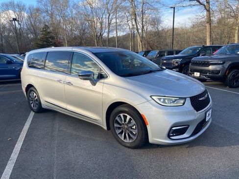 Used 2022 Chrysler Pacifica Limited FWD image 8