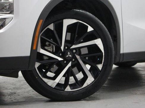 Used 2022 Mitsubishi Outlander ES image 3