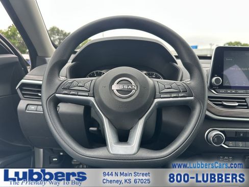 Used 2025 Nissan Altima 2.5 SV FWD image 14