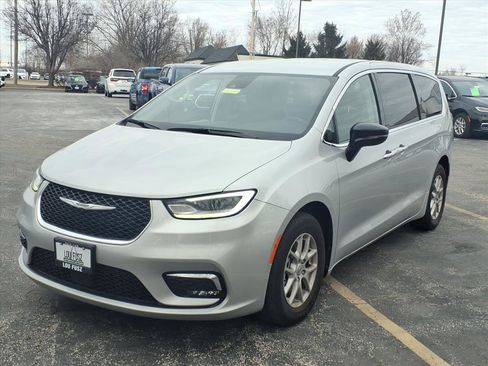 Used 2024 Chrysler Pacifica Touring-L image 38