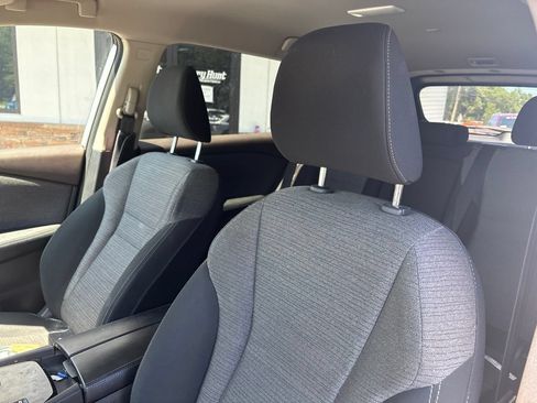Used 2022 Nissan Rogue SV FWD image 2