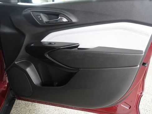 Used 2025 Chevrolet Trax LT FWD image 23