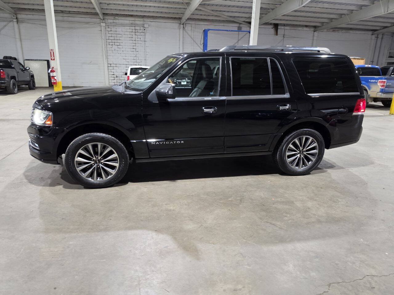Used 2017 Lincoln Navigator Select AWD/4WD image 3