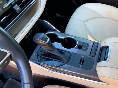 Used 2021 Toyota Highlander Limited image 16