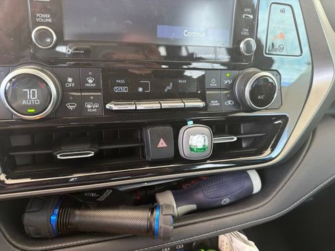 Used 2022 Toyota Highlander XLE FWD image 14