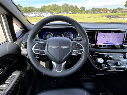 Used 2025 Chrysler Pacifica Select FWD image 5
