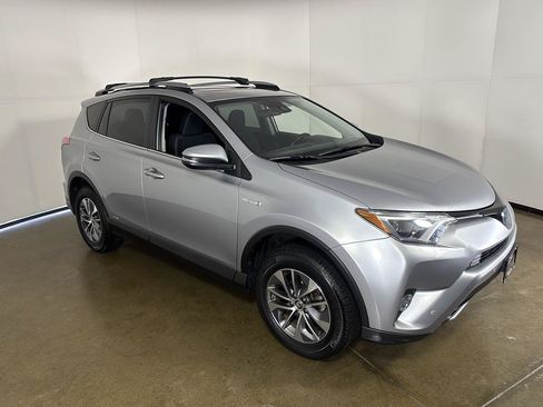 Used 2017 Toyota RAV4 XLE AWD/4WD image 8