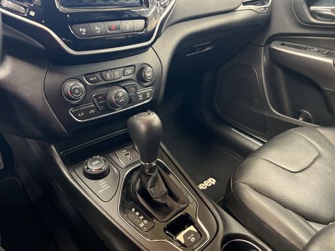 Used 2019 Jeep Cherokee Limited w/ Luxury Group AWD/4WD image 11