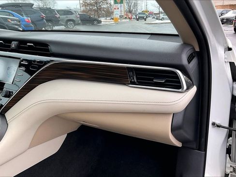 Used 2018 Toyota Camry XLE image 19