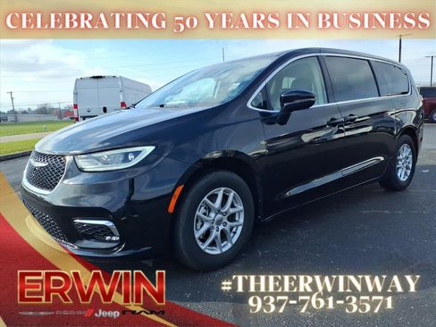 Certified 2024 Chrysler Pacifica Touring-L image 3