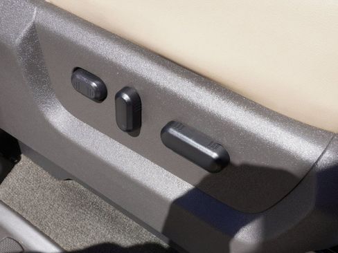 Used 2011 Ford F250 Lariat w/ Lariat Interior Pkg image 12