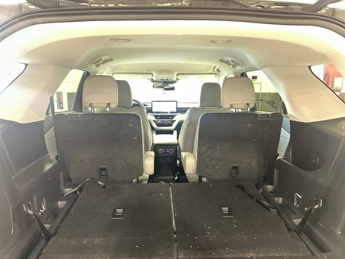 Used 2026 Ford Explorer Active w/ Active Comfort Package RWD image 21