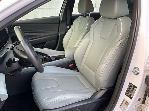 Used 2025 Hyundai Elantra Limited image 10