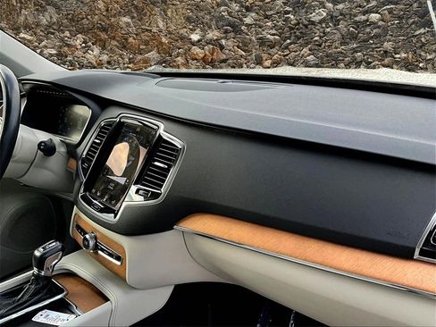 Used 2021 Volvo XC90 T6 Momentum w/ Protection Package Premier image 15