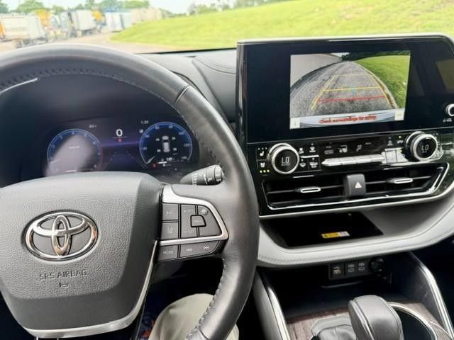 Used 2023 Toyota Highlander Limited FWD image 10