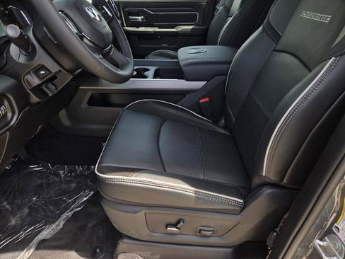New 2026 RAM 2500 Laramie AWD/4WD image 17