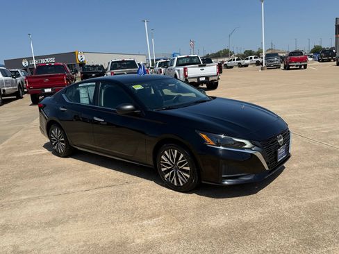 Used 2025 Nissan Altima 2.5 SV FWD image 3