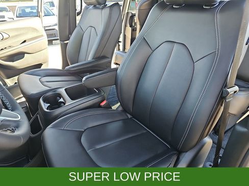 New 2026 Chrysler Pacifica Select image 16