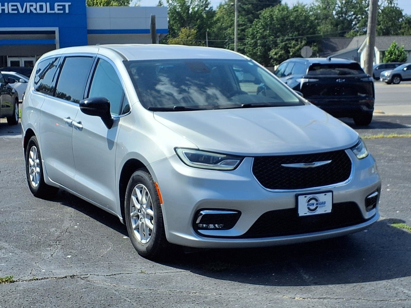Used 2024 Chrysler Pacifica Touring-L FWD image 21