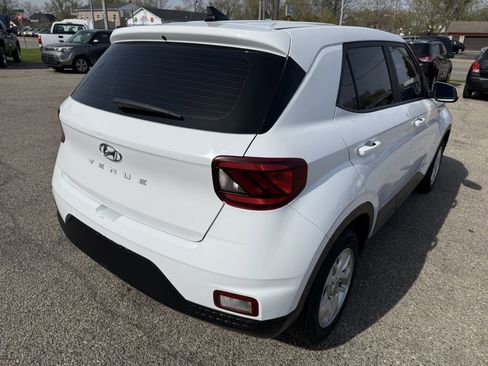 Used 2021 Hyundai Venue SE FWD image 4