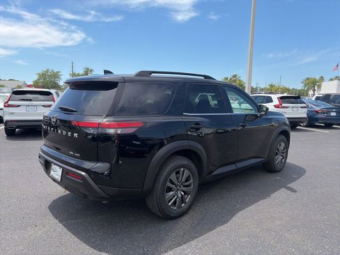 Used 2024 Nissan Pathfinder SV AWD/4WD image 7