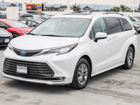 Certified 2023 Toyota Sienna XLE image 3