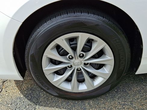 Used 2015 Toyota Camry LE image 28