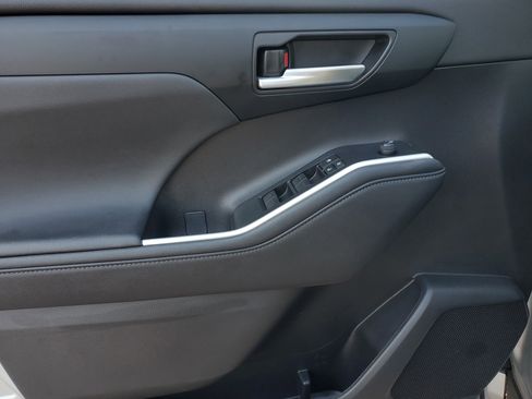 Certified 2023 Toyota Highlander XLE image 22