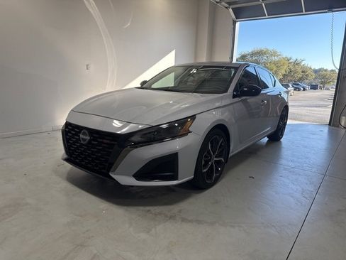 Used 2024 Nissan Altima 2.5 SR w/ SR Premium Package image 2