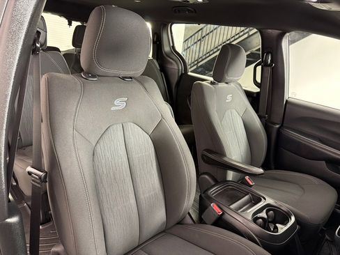 Used 2018 Chrysler Pacifica Touring Plus w/ S Appearance Package FWD image 24
