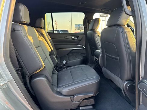 Used 2025 Chevrolet Traverse LT FWD image 12
