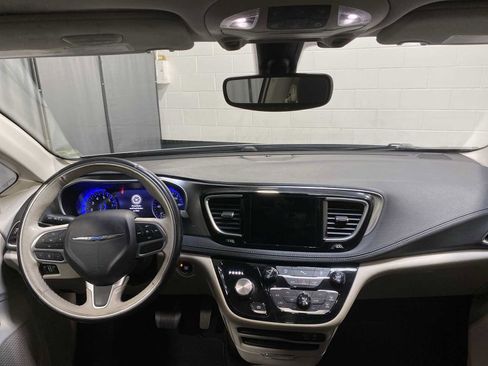 Used 2019 Chrysler Pacifica Limited image 10