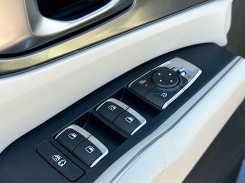 Used 2025 Kia Sorento S w/ Panoramic Sunroof Package image 8