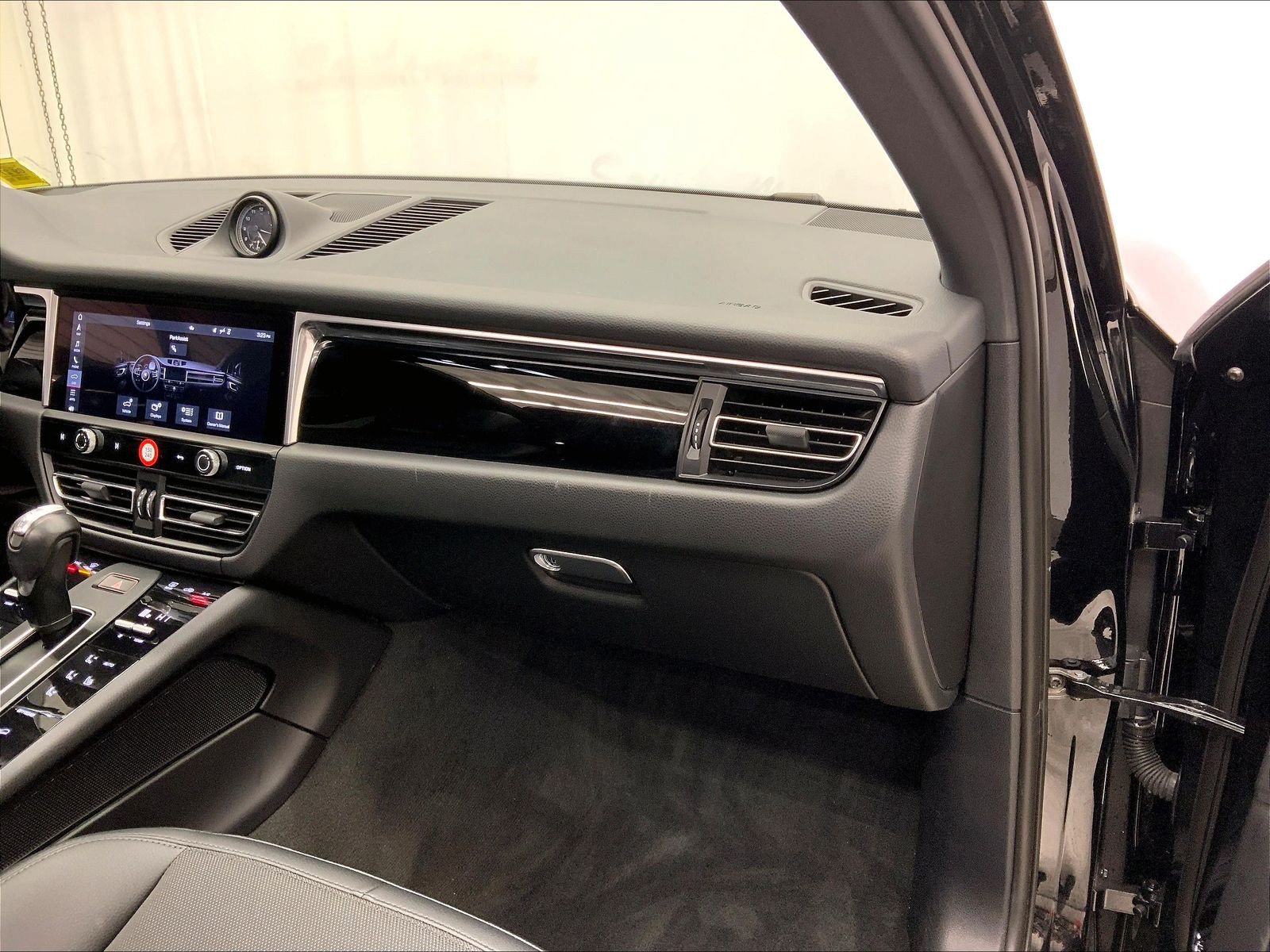 Certified 2023 Porsche Macan AWD/4WD image 22