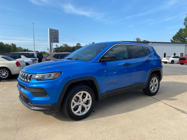 Used 2024 Jeep Compass Sport AWD/4WD image 2