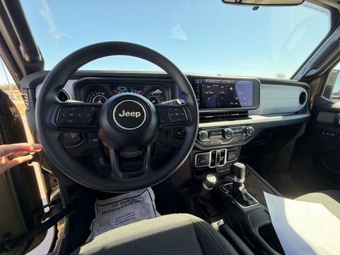 Used 2025 Jeep Gladiator Sport image 14