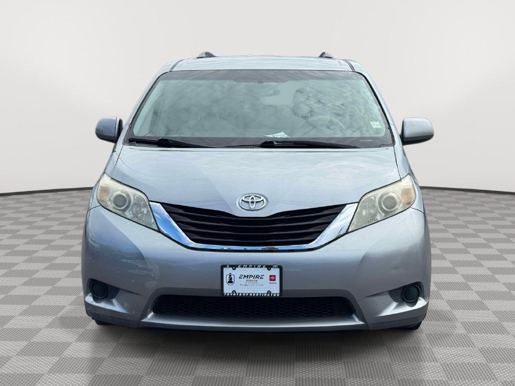Used 2012 Toyota Sienna LE FWD image 2